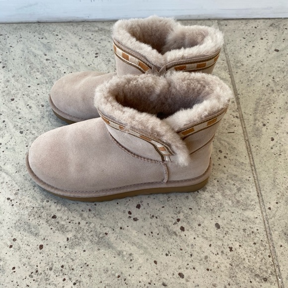 UGGS - Picture 4 of 5
